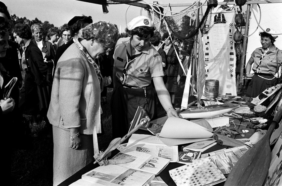Koningin Juliana tijdens haar rondgang bij de padvinders, Bestanddeelnr 917-8234