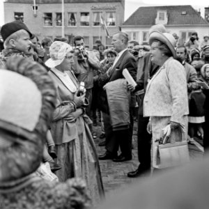 Koningin Juliana tussen de bevolking in klederdracht, Bestanddeelnr 922-5386