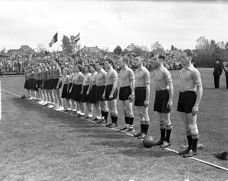 Korfbal Nederland-Belgie 6-5. Nederlands (r) en Belgisch (l) twaalftal, Bestanddeelnr 903-3782