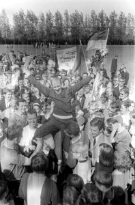 Korfbal, Ons Eibernest kampioen van Nederland, coach Joop Vonk op schouders van , Bestanddeelnr 920-3334