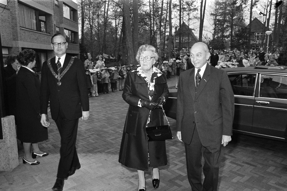 Koningin Juliana bezoekt bejaardentehuis Huize Oranjestein te Doorn, Bestanddeelnr 929-1705