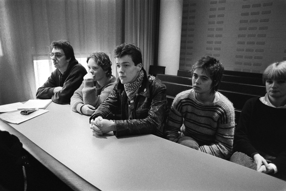 Kort geding FNV-jongeren tegen de Staat i.v.m. uitkering in eens ( Den Haag ), Bestanddeelnr 932-8380