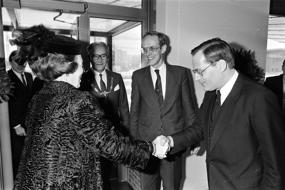 Koningin Beatrix opent het nieuwe Ministerie van O&W in Zoetermeer, Bestanddeelnr 933-2018