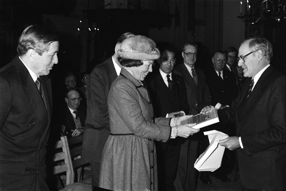 Koningin Beatrix ontvangt het Trippenhuisboek v.l.n.r. prins Claus en koningin , Bestanddeelnr 932-8057