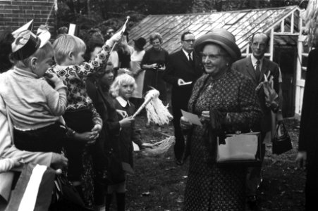 Koningin Juliana bezoekt Gereformeerd Burgerweeshuis Coen Cuserhuis te Haarlem, Bestanddeelnr 922-9231