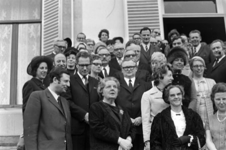 Koningin Juliana te midden van de hoofdredacteuren, Bestanddeelnr 924-4216