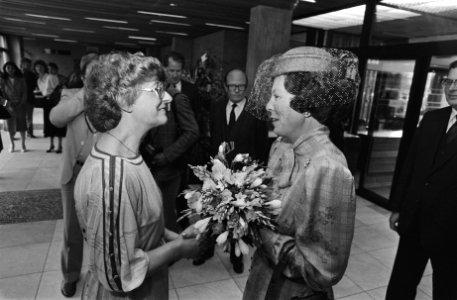Koningin Beatrix opent de nieuwbouw van het Rijks Computer Centrum in Apeldoorn, Bestanddeelnr 932-9861