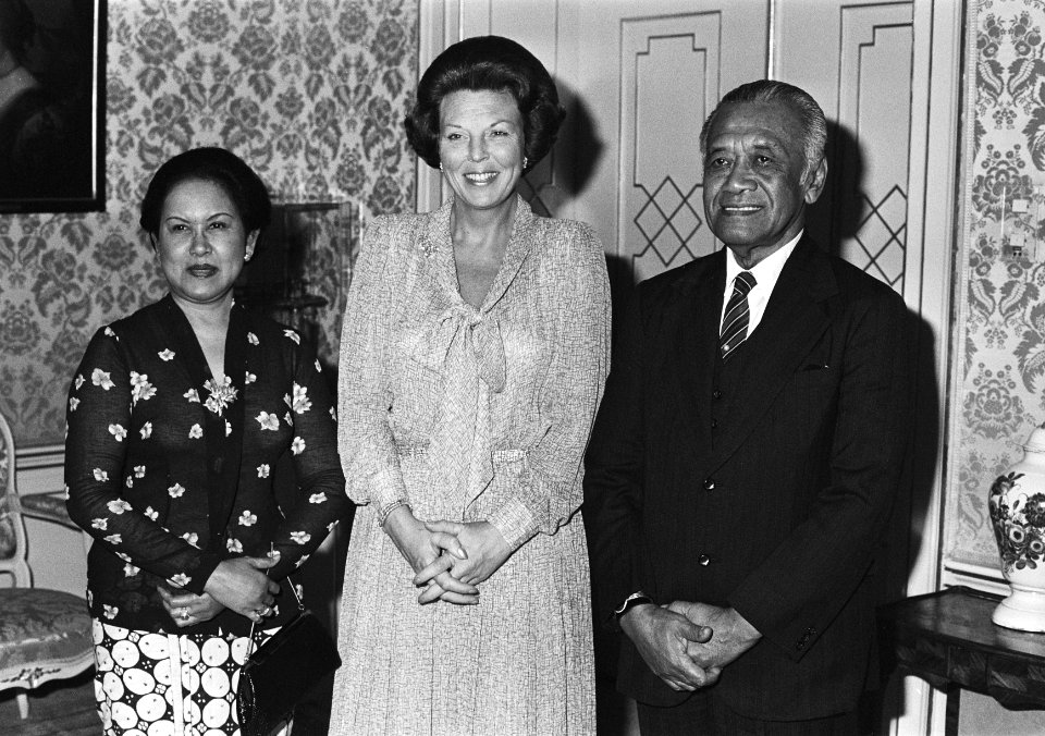Koningin Beatrix ontvangt de Sultan van Djokja, Hamengko Buwono in Paleis Huis t, Bestanddeelnr 933-1297