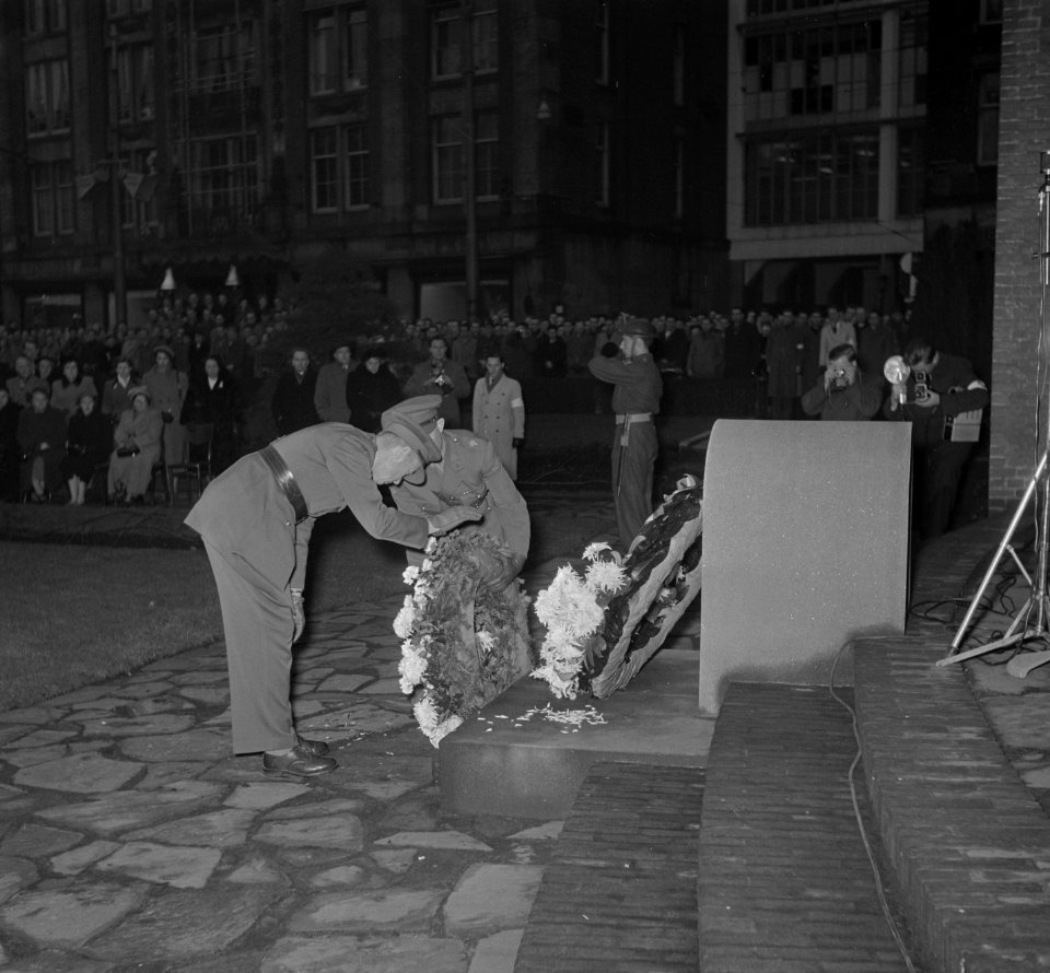 Kranslegging Veteranen Legioen Nederland op de Dam, Bestanddeelnr 905-4684