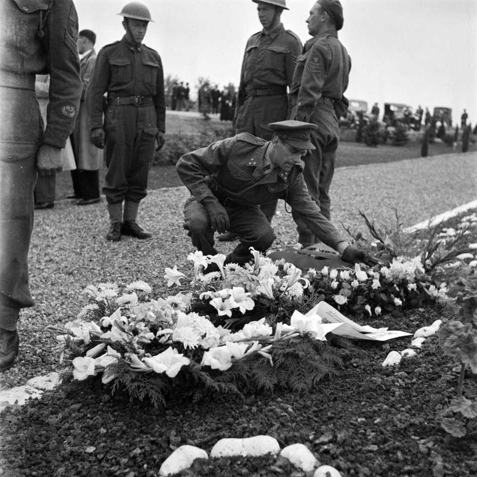 Kranslegging op het soldatenkerkhof Margraten (L) door minister president Wille, Bestanddeelnr 900-4867