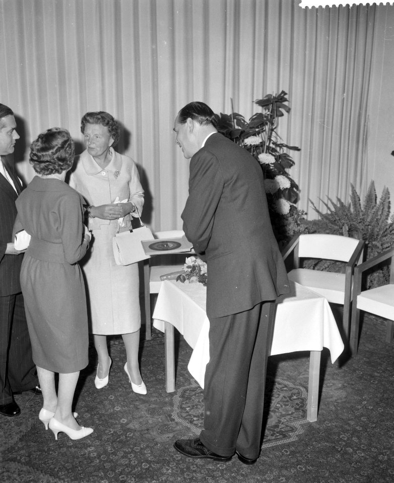 Koningin Juliana opent het AMVJ-gebouw te Rotterdam Hare Majesteit tijdens de r, Bestanddeelnr 910-6856