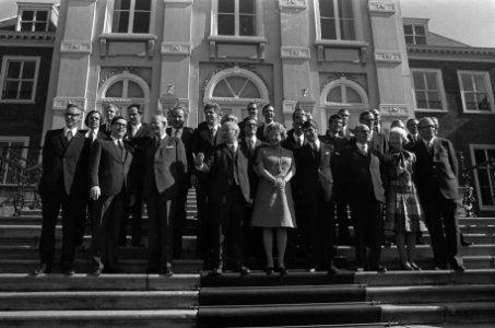 Koningin Juliana met het kabinet Den Uyl op de trappen van het paleis. 1e rij vl, Bestanddeelnr 926-4040