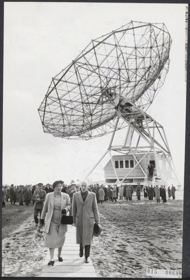 Koningin Juliana opent het nieuwe astronomiecentrum in Dwingeloo, Bestanddeelnr 015-0068