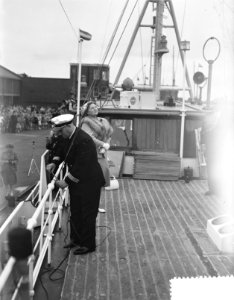 Koningin Juliana stelt te IJmuiden hospitaal-kerkschip De Hoop III in dienst, Bestanddeelnr 907-2230