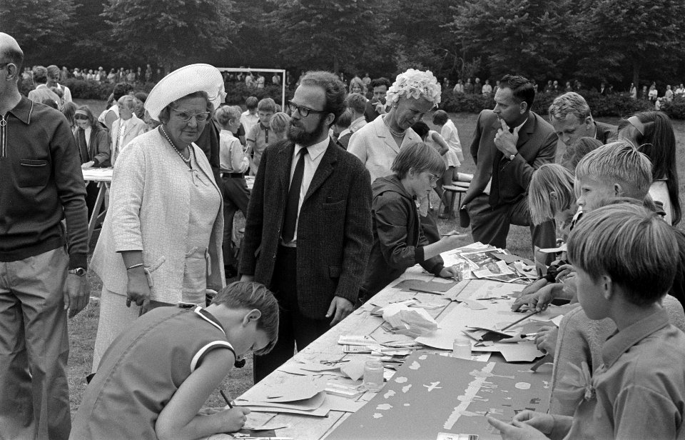 Koningin Juliana opent Synthese Radio Telescoop in Westerbork, Bestanddeelnr 923-6183