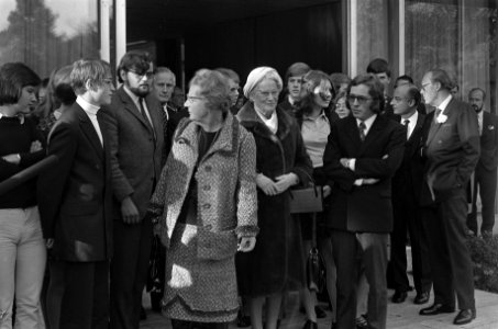 Koningin Juliana praat met deelnemers aan de Duits-Nederlandse jeugduitwisseling, Bestanddeelnr 925-0838