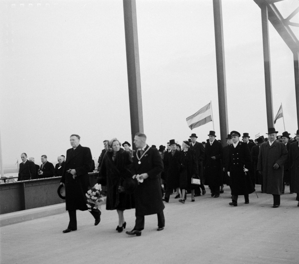 Koningin Juliana opent de nieuwe brug over de IJssel bij Doesburg, Bestanddeelnr 904-9489
