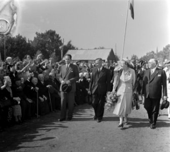 Koningin Juliana opent een kindersanatorium te Bakel (Noord-Brabant), Bestanddeelnr 904-7492