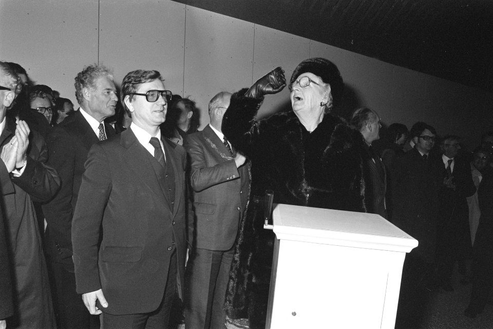 Koningin Juliana opent de Drechttunnel openingshandeling, Bestanddeelnr 929-4387