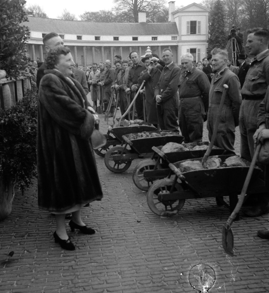 Koningin Juliana praat met arbeiders met kruiwagens die onderdeel uitmaken van h, Bestanddeelnr 907-7282