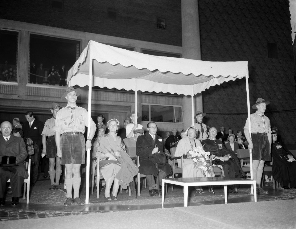 Koningin Juliana opent nieuw Provinciehuis te Arnhem, Bestanddeelnr 906-7196
