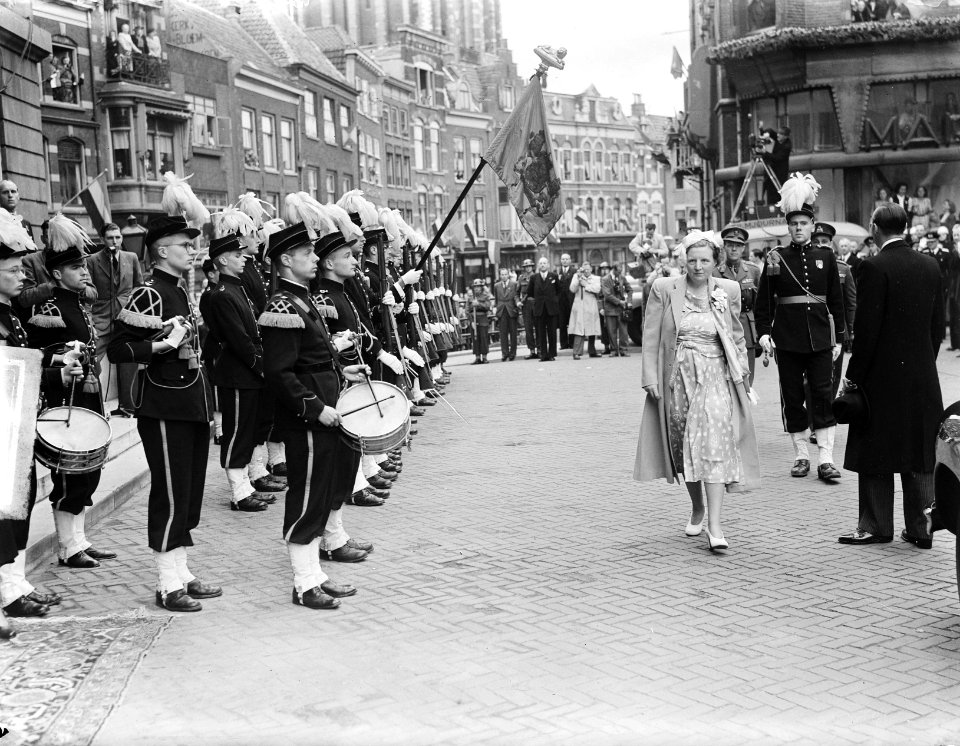 Koningin Juliana en prins Bernhard bij erewacht Studentenweerbaarheid in Utrecht, Bestanddeelnr 903-4341