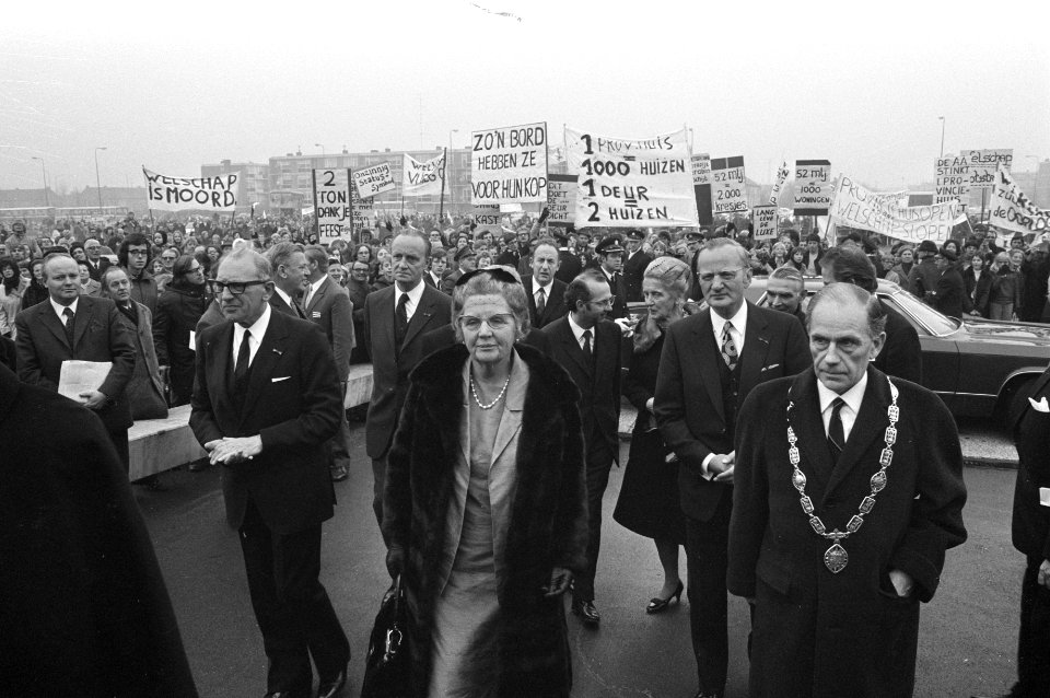 Koningin Juliana opent nieuwe provinciehuis Noord Brabant in Den Bosch, demonstr, Bestanddeelnr 925-1321