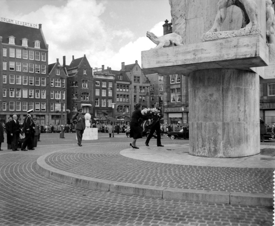 Koningin Juliana en prins Bernhard leggen een krans bij het Nationaal Monument o, Bestanddeelnr 910-3462