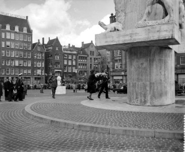Koningin Juliana en prins Bernhard leggen een krans bij het Nationaal Monument o, Bestanddeelnr 910-3462