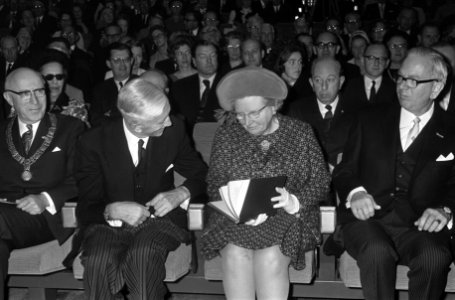 Koningin Juliana kijkt in het herdenkingsboek dat zij van de heer E. van Hoof (r, Bestanddeelnr 921-8348