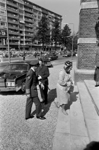 Koningin Juliana en Prins Bernhard komen aan bij de Grote Kerk, Bestanddeelnr 921-6644