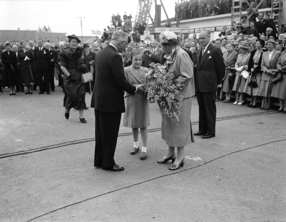 Koningin Juliana en prinses Margriet openen de najaarsbeurs bij de prinses Margr, Bestanddeelnr 906-7042