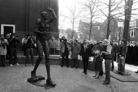 Koningin Beatrix met beeldhouwer Leen Droppert, Bestanddeelnr 932-5291