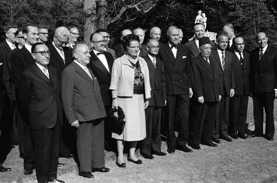 Koningin Juliana temidden van de deelnemers, Bestanddeelnr 915-2423
