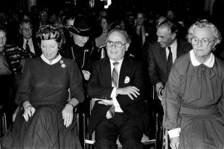 Koningin Beatrix en uiterst rechts Mw. Marga Klompé, Bestanddeelnr 932-7638
