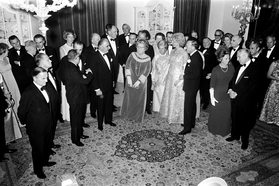Koningin Juliana en prins Bernhard bieden de deelnemers aan de EEG-Topconferenti, Bestanddeelnr 923-0382