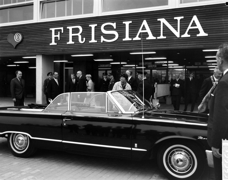 Koningin Juliana bracht bezoek aan Frisiana te Leeuwarden De koningin bracht be, Bestanddeelnr 915-5393