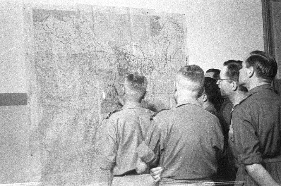 Kolonel J.W. Sluyter, commandant van de U-Brigade en zijn staf bekijken een kaar, Bestanddeelnr 49-1-4