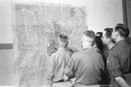 Kolonel J.W. Sluyter, commandant van de U-Brigade en zijn staf bekijken een kaar, Bestanddeelnr 49-1-4