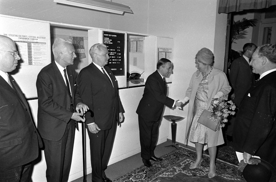 Koningin Juliana bezoekt Maastricht, bij aankomst schouwburg, Bestanddeelnr 920-3181