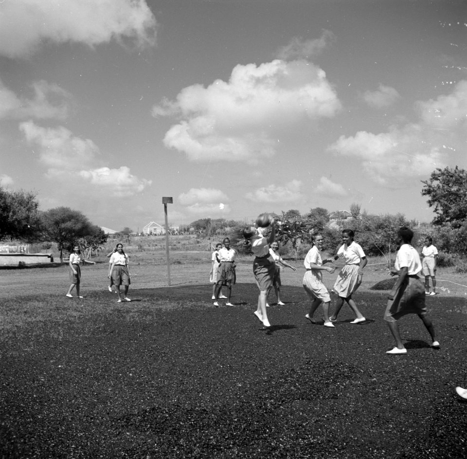 Korfbal in klooster St Jozef met zusterschool van de zusters van Schijndel in S, Bestanddeelnr 252-7595