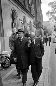 Kort geding hr. B. Zwolsman tegen schrijver boek Alias Teixeira dhr. A. V. F. , Bestanddeelnr 921-5223