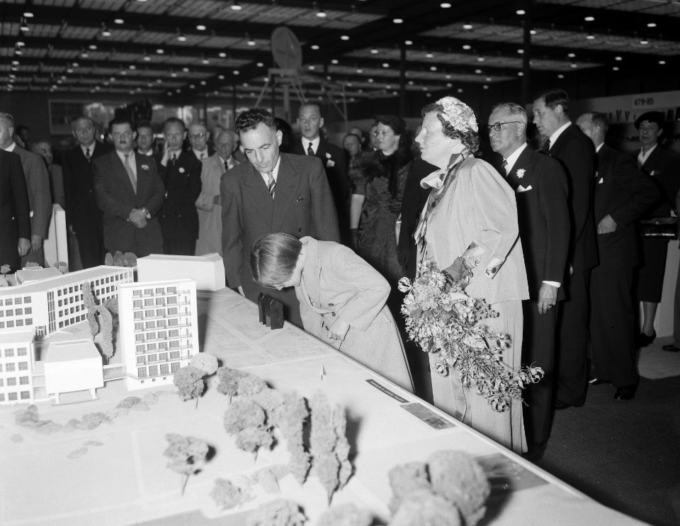 Koningin Juliana en prinses Margriet openen de najaarsbeurs in de prinses Margri, Bestanddeelnr 906-7040