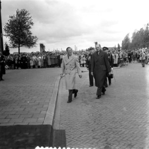 Koningin Juliana en prins Bernhard brengen een bezoek aan 15 gemeentes in oostel, Bestanddeelnr 906-4733