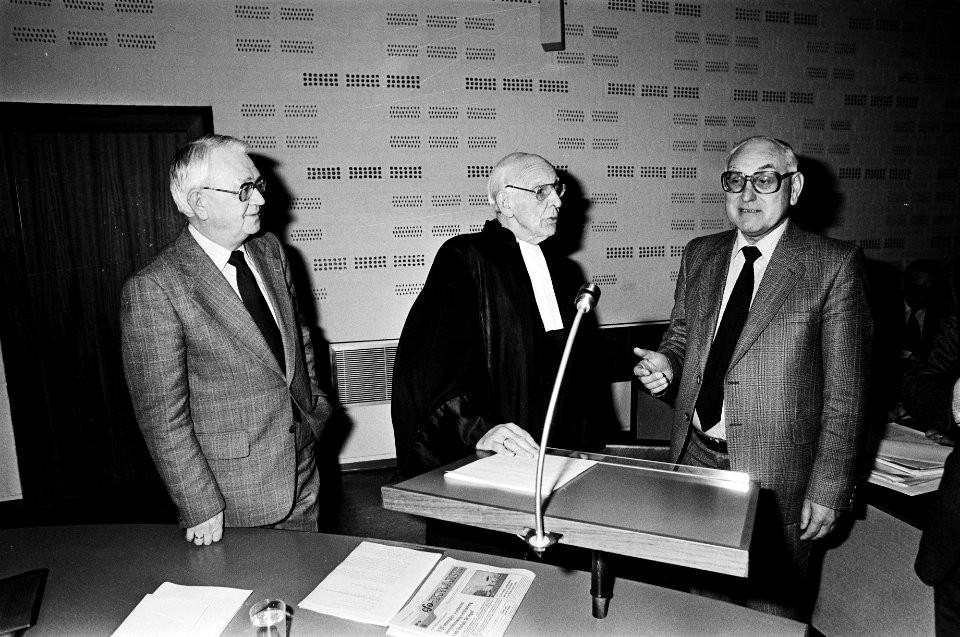 Kort geding Ambtenarencentrales tegen minister Wiegel (Den Haag) Wieringa (CCOO, Bestanddeelnr 930-6242