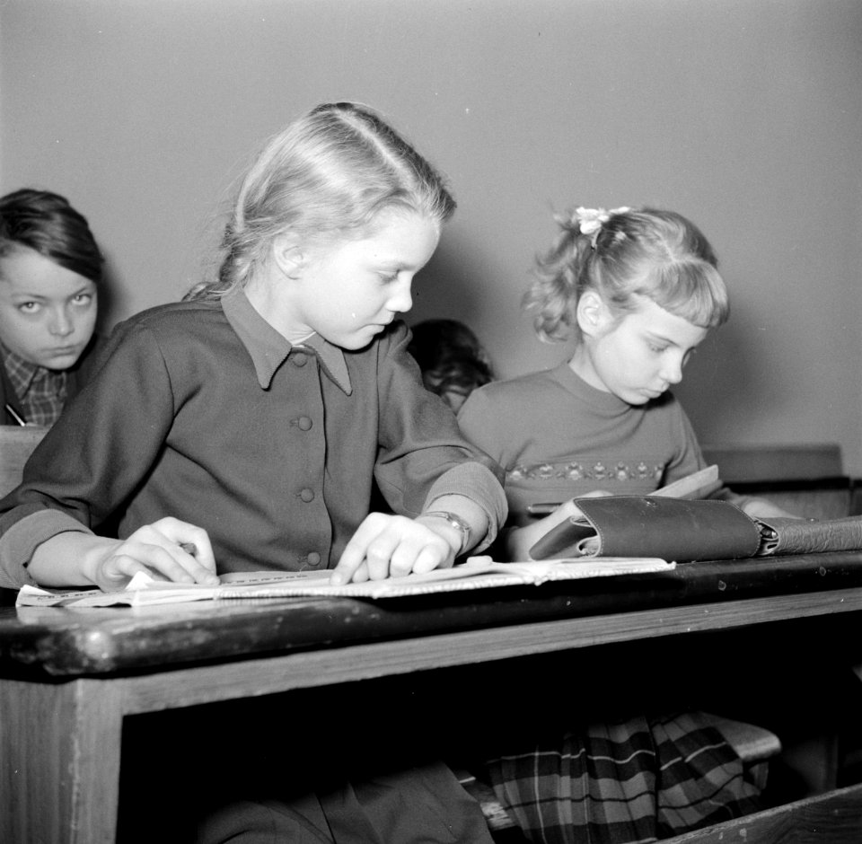 Kinderen krijgen onderwijs in de school van het koninklijk Deens ballet, Bestanddeelnr 252-9221