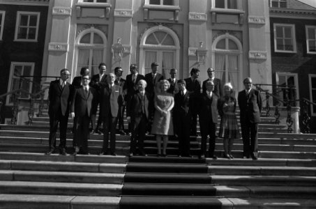 Koningin Juliana met het kabinet Den Uyl op de trappen van het paleis. 1e rij vl, Bestanddeelnr 926-4039