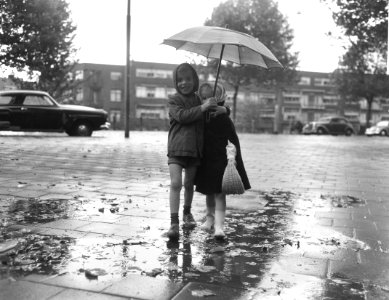 Kinderen in de regen met paraplu, Bestanddeelnr 913-0704