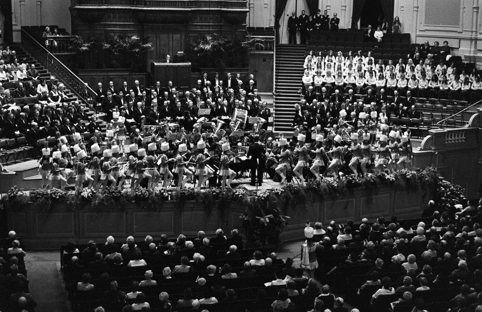 Koor op het podium met dirigent en publiek, Bestanddeelnr 924-3340