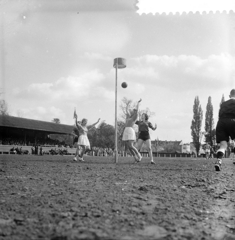 Korfbal Belgie tegen Nederland te Antwerpen, Hollandse meisjes juichen om het de, Bestanddeelnr 910-3091